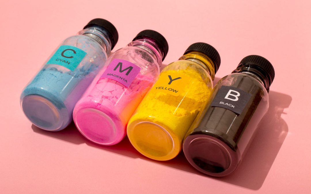 Tubos de tinta CMYK para impresión offset profesional de alta calidad en taller de artes gráficas marketing offline